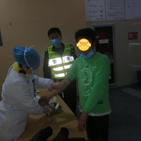 �·����룬Ů�������д��ݣ�������Ȱ������������ˣ�