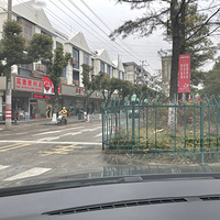 ·��ʵ����ѧУ�ſڵĵ�·���뻤�����ںܴ�ȫ������13�ո���