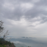 周末游山，山静水清，相看两不厌。