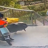 �峿������4���к��ڽ�ͷ�����ϵ綯���������ů��