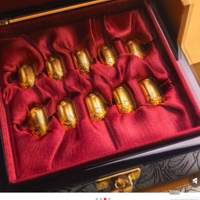 ͻȻ���ˣ����˴���4��Ԫ�ġ��ƽ�ס����ѳ����궥��