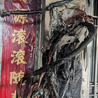 ̨��һ���׮ͻȻ��𣬼��ſڵ�����վ �������ը��