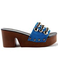 �������е�Ů��Ь��