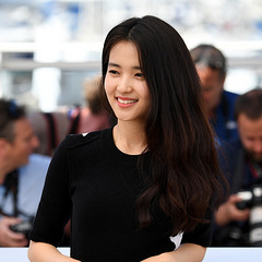 组图:韩国女同片主演亮相双女主黑裙情侣装-八