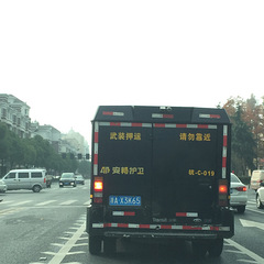 安邦护卫车违章驾驶，杭州交警管得了吗？有图有视频