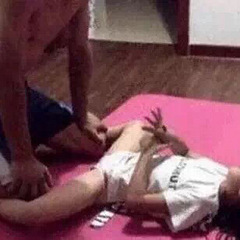 继父晚上强行帮女儿压腿，女孩大声哭喊，帮凶却是亲生母亲？！！