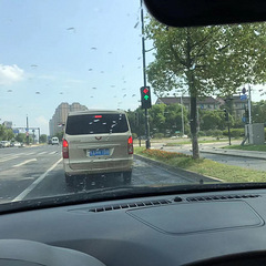 交警进来下，这位置右转道上第二辆车看不见右转是否红灯（有图）