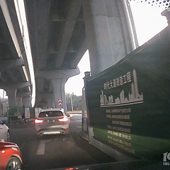 举报交通违法：浙A.9UB37小车实线变道