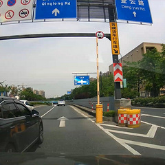 恶意隧道内实线别车 请交警关一下。