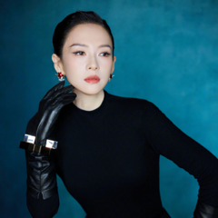 突发!章子怡舞台意外摔倒坐轮椅出行?经纪人最新回应曝光