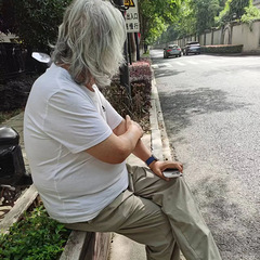 74岁张纪中杭州开车送娃上学撞车 感慨养娃负担重,引发社会热议
