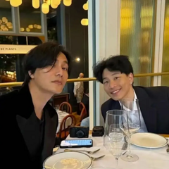 陈坤晒与儿子合影，庆祝其大学毕业