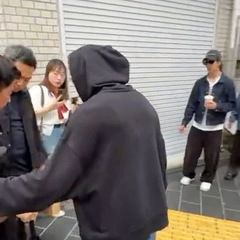 热搜第一！周杰伦近日状态曝光，背稍显佝偻