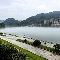 新安江上的夏雾