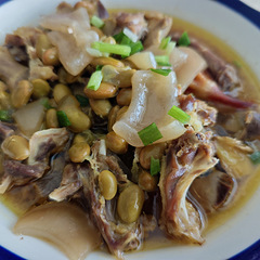 清蒸老鸽放点肉皮和毛豆，小捏菜毛豆辣椒一炒下饭菜（费手劲）