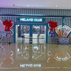 一家三口在机械探索乐园享受童趣