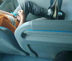 公交上当着女乘客的面公然打飞机