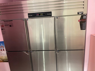 出一个六门冷冻柜，2个冷藏展示柜