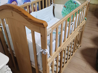 低价转让简魅旗舰店婴儿床一个，带棕垫、被子、蚊帐