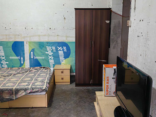 朝天门，港渝广场最下面，东正老街步梯房，家具齐全