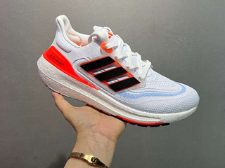 AD Ultra Boost Light透气缓震慢跑鞋