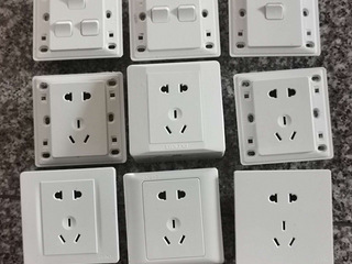    插座 六只 开关三只   2元