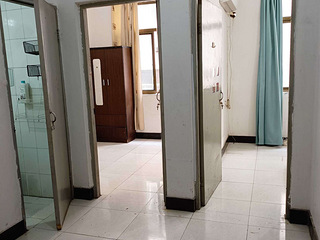 广场东边小二室一厨一卫带空调热水器油烟机床衣柜房东便宜直租