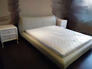 低价转让品牌家具：和贤典尚床头柜2个，