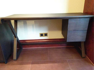 低价转让品牌家具：锐驰小书桌，带二个小抽屉。杭州滨江第六空间