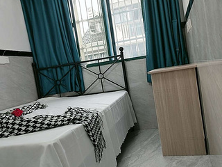 四楼精装修一室一厨一卫，房间干净整洁，拎包入住