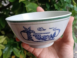 全新七八十年代产圆形白瓷带图案小碗