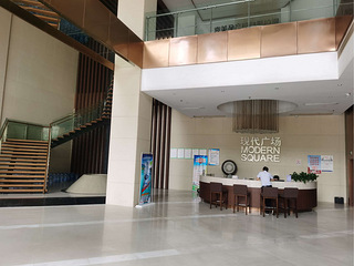 写字楼出租，现代广场215平，经开万达对面