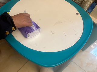 儿童桌子，配一个原装小凳子