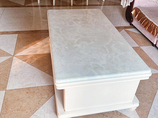 出实木餐桌、床、茶几、电视柜