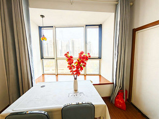 西湖区黄龙雅苑电梯房1室2厅 有阳台燃气。包网络物业