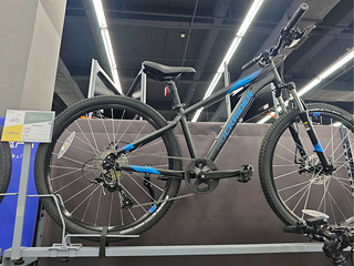 出迪卡侬全新山地车店内提