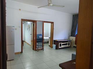 直港大道公交车站旁边 小两室