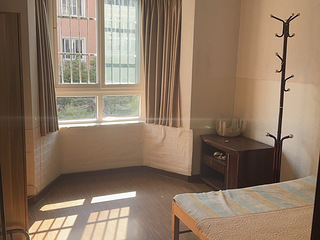 香樟公寓简装两室一厅适合一家人