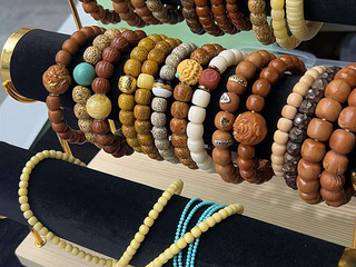 西湖文化广场广场摆摊卖文玩