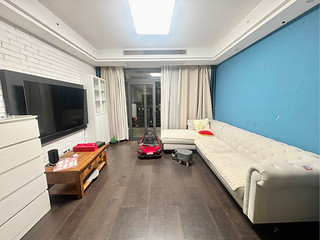 彩虹城自住精装大两房97方，两房朝南，拎包入住，随时看房