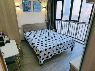 黄龙体育中心地铁口， 轻奢风一室，独卫独厨