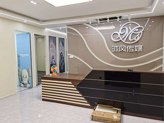 经开万达旁、现代广场216平、精装写字楼出租