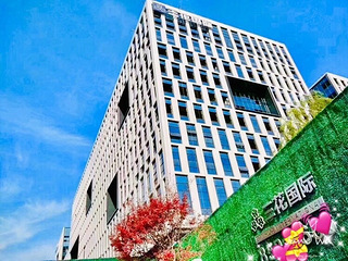 出租：三国国际高端公寓房，联系吴女士13335718571