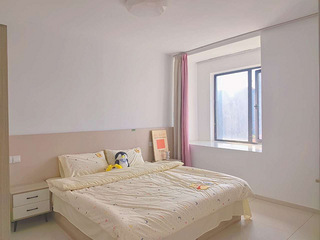 湖左岸精装修出租，一室一厅，独立厨卫，随时可看