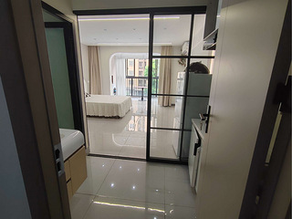 临平万达附近，朝南特大阳台房