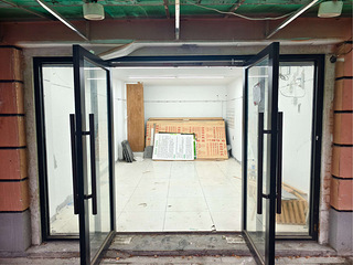 【房东直租 无中介】沿街车库 可商用 小商品买卖  