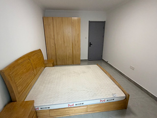 沈塘桥地铁口，自住精装修两室一厅
