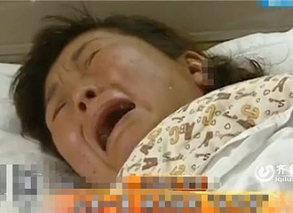 �����˴�Ů�Ӱ�߶��䱻ҧ��