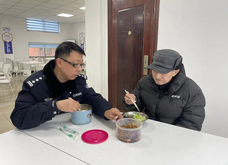 ����һ��λ���������ĬĬ����һ���ˣ��˵����꣬���и�����