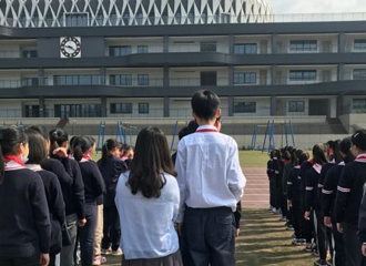 ����Сѧ����49��Ь�����ӳ����ϰְ��ͷ��һ����䣬80�󶼾���